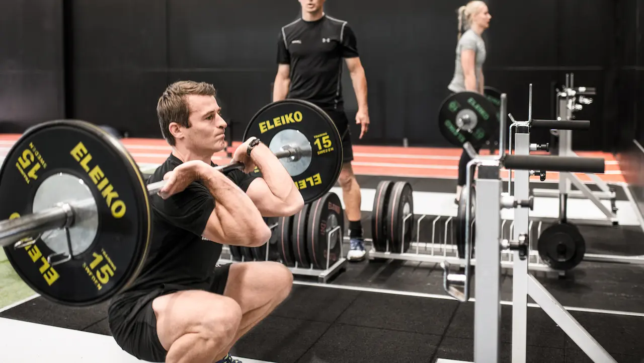 En man som lyfter en skivstång på Arenhotellets gym.