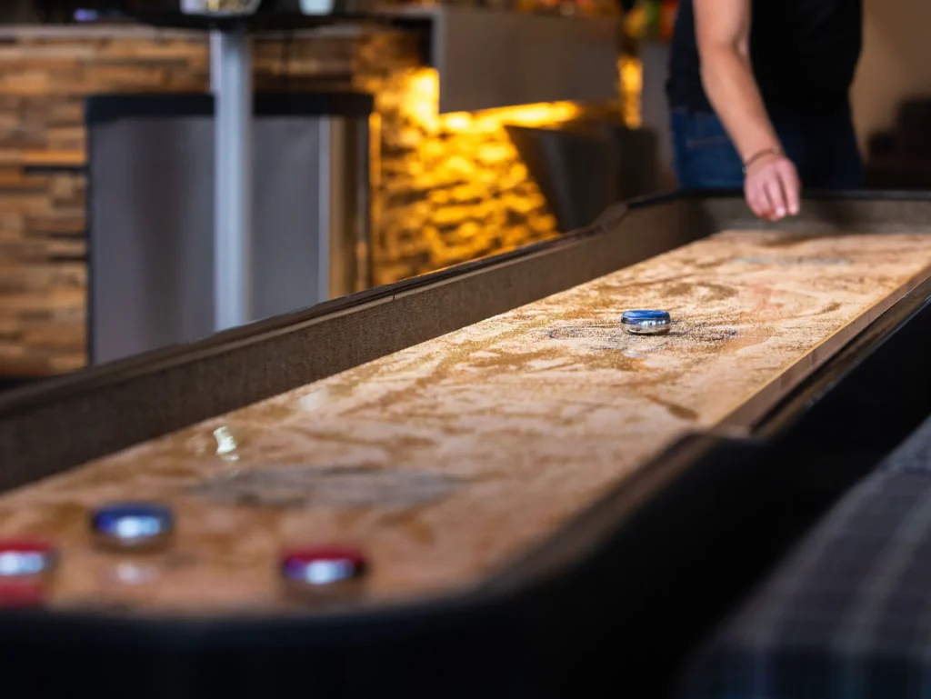 Ett shuffleboard i hotellets lounge