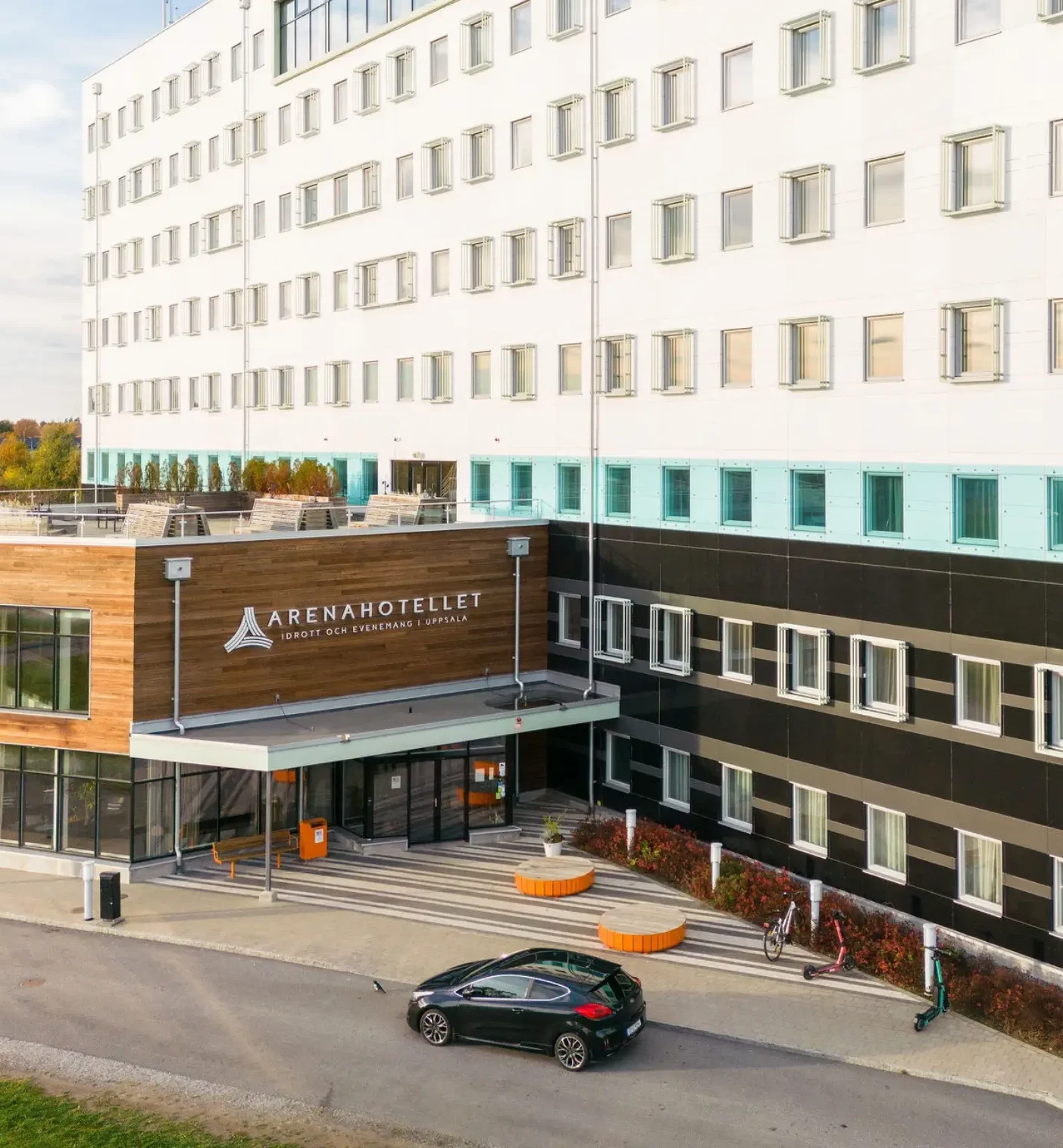 Entre till arenahotellet utifrån.