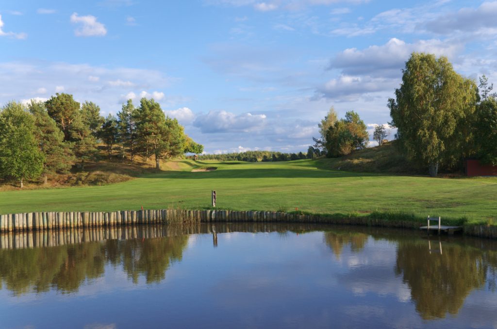 Wattholma GKs golbana. Stor golfbana med vatten intill.