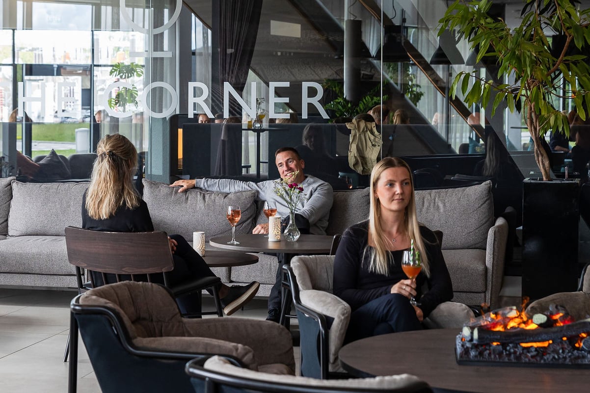 En kvinna i hotellets lounge med en drink i handen