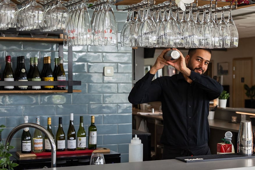 Bartender som gör en drink i en shaker