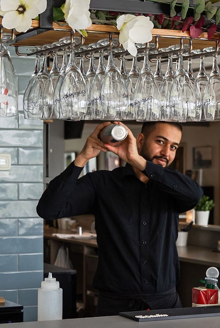 Bartender som gör en drink