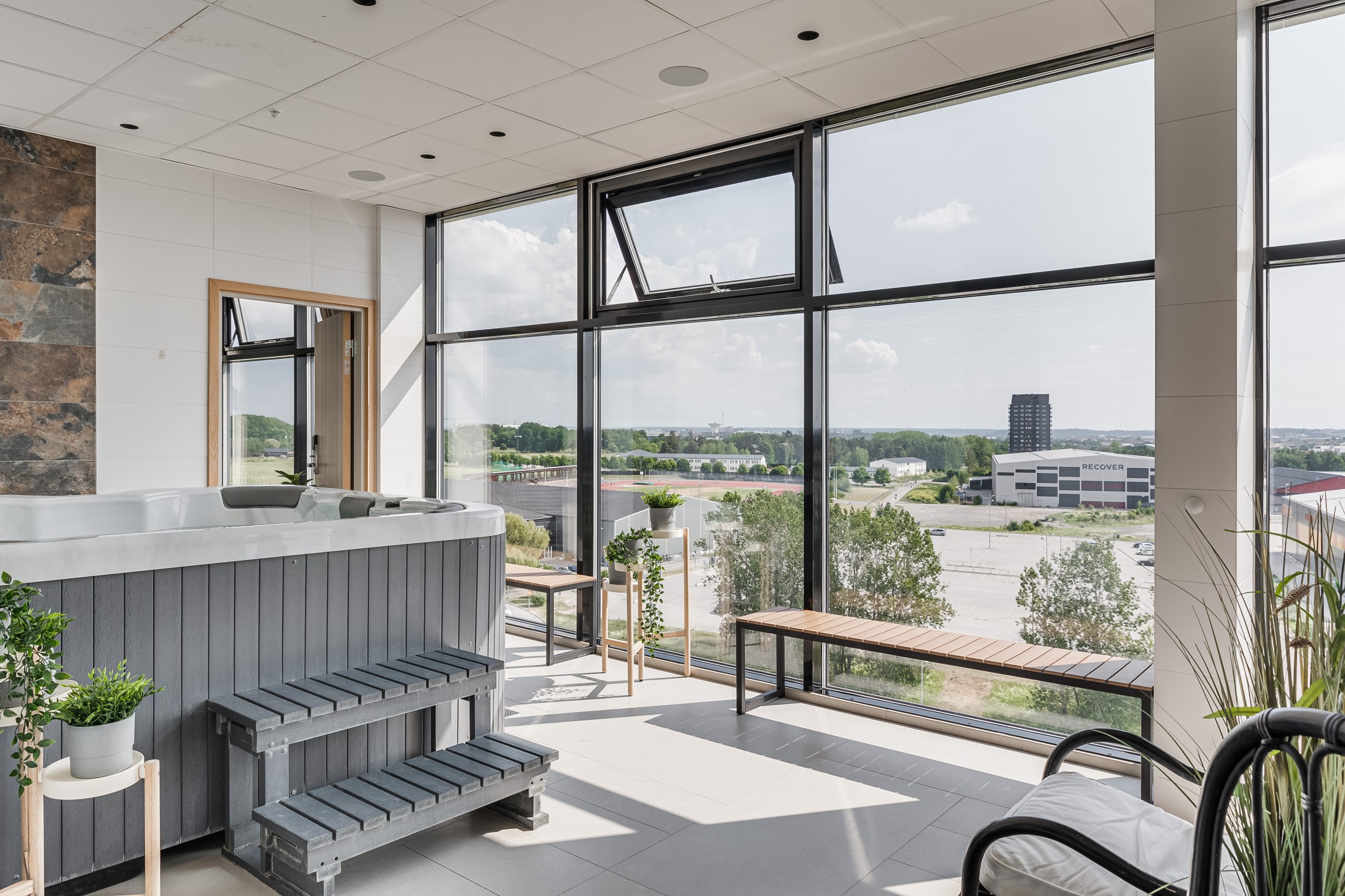 Arenahotellets relaxavdelning med bubbelpool och utsikt över Uppsala