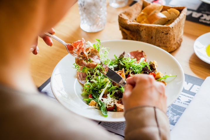 En person som äter en sallad