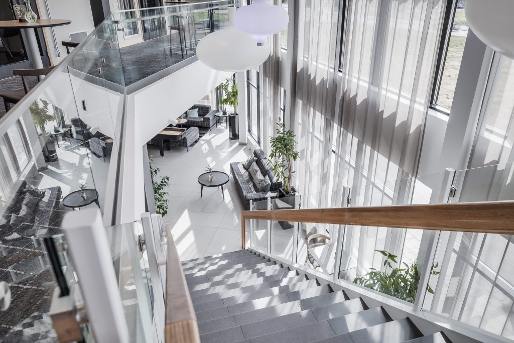 Bild tagen från toppen av en trappa ner på hotellets lounge