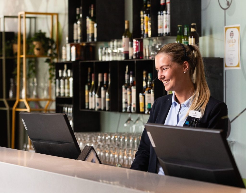 En leende receptionist