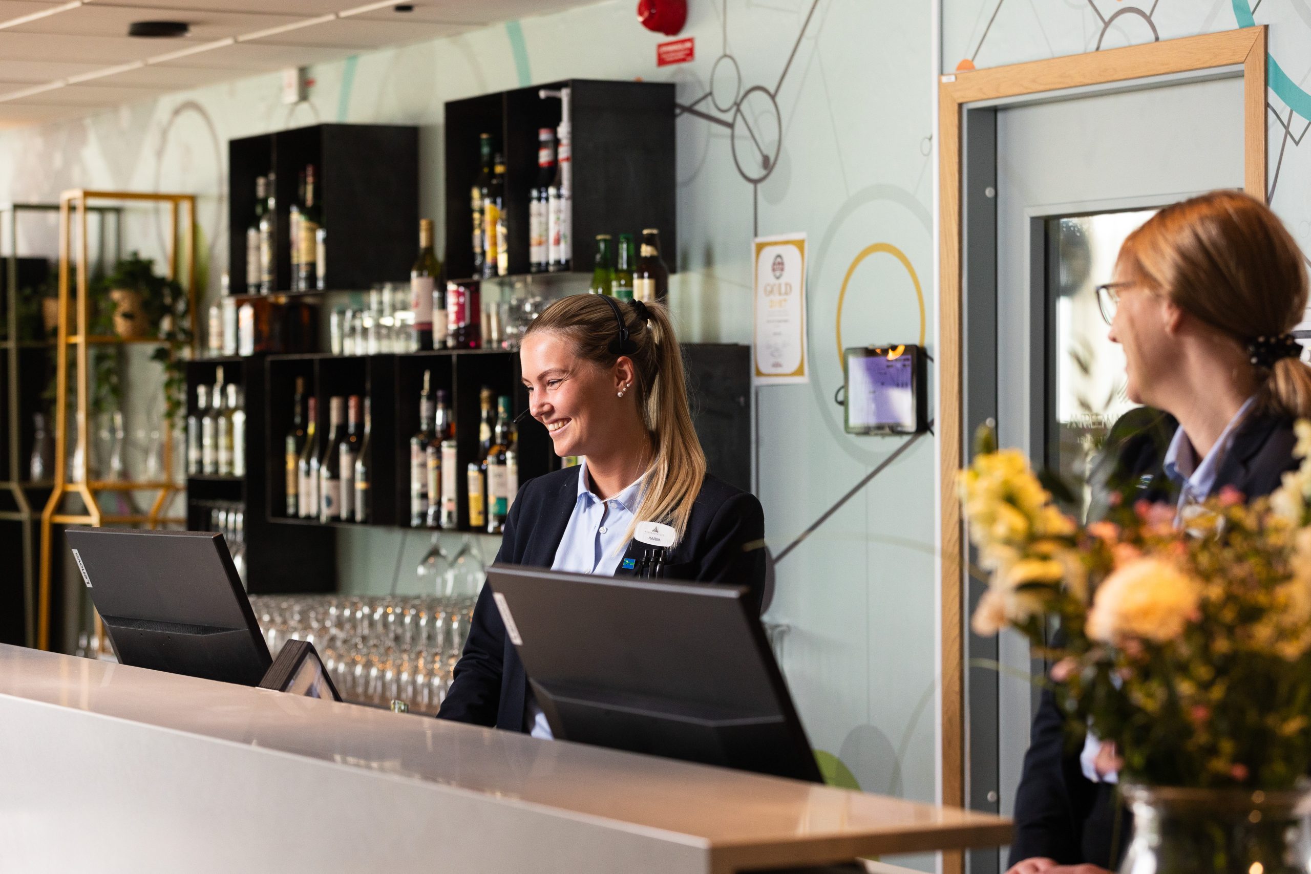 Två av Arenahotellets receptionister