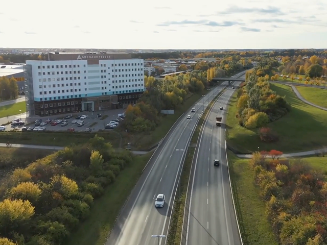 En drönarbild av Arenahotellet och den närliggande vägen