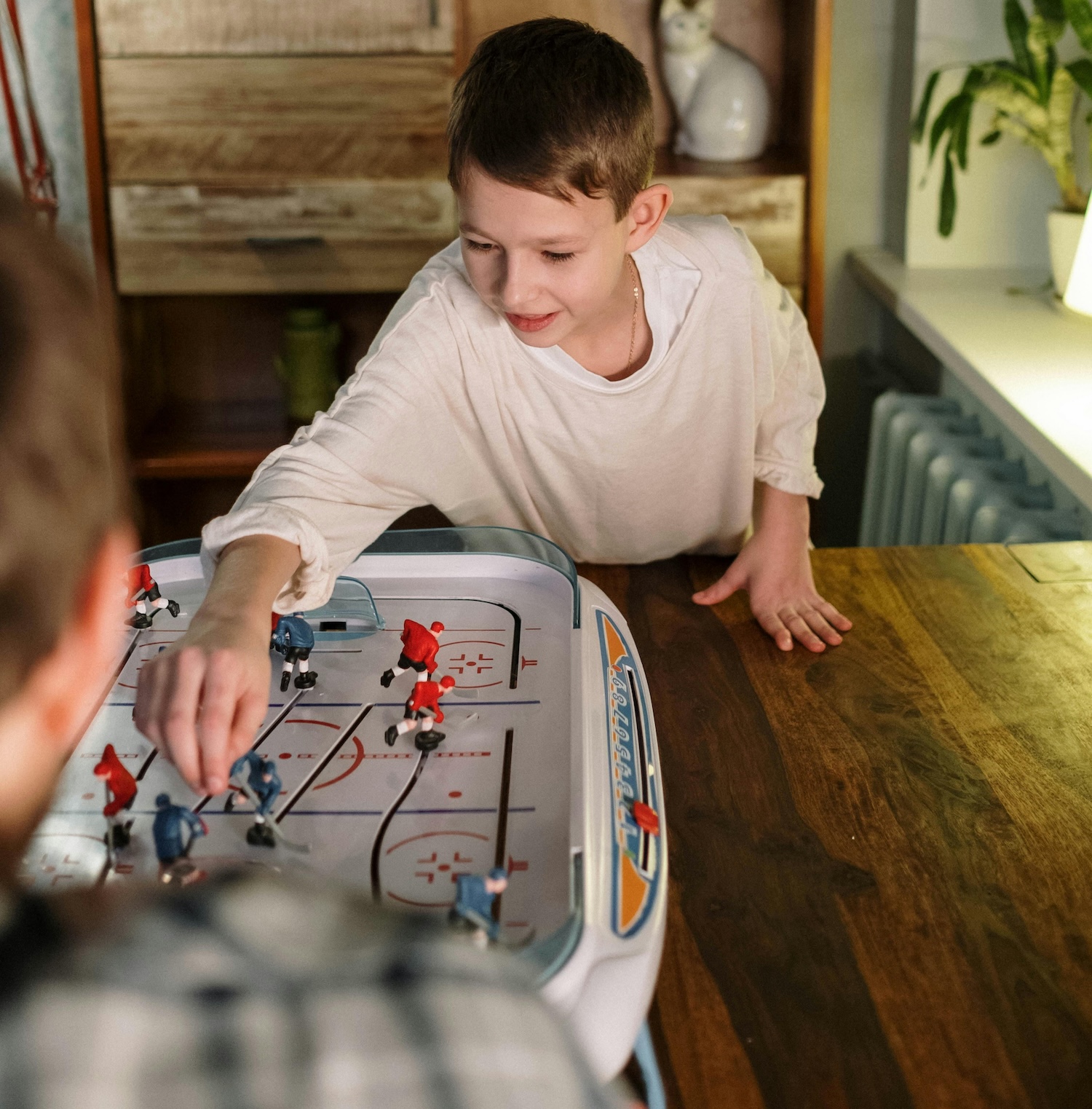 Två personer som spelar hockeyspel