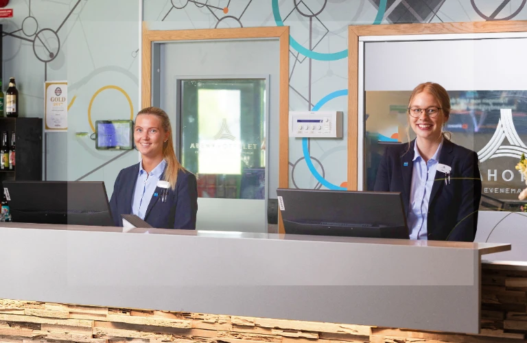 Jenny och en medarbetare i receptionen.