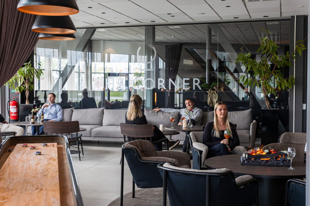 Flera människor i loungen vid ett shuffleboard