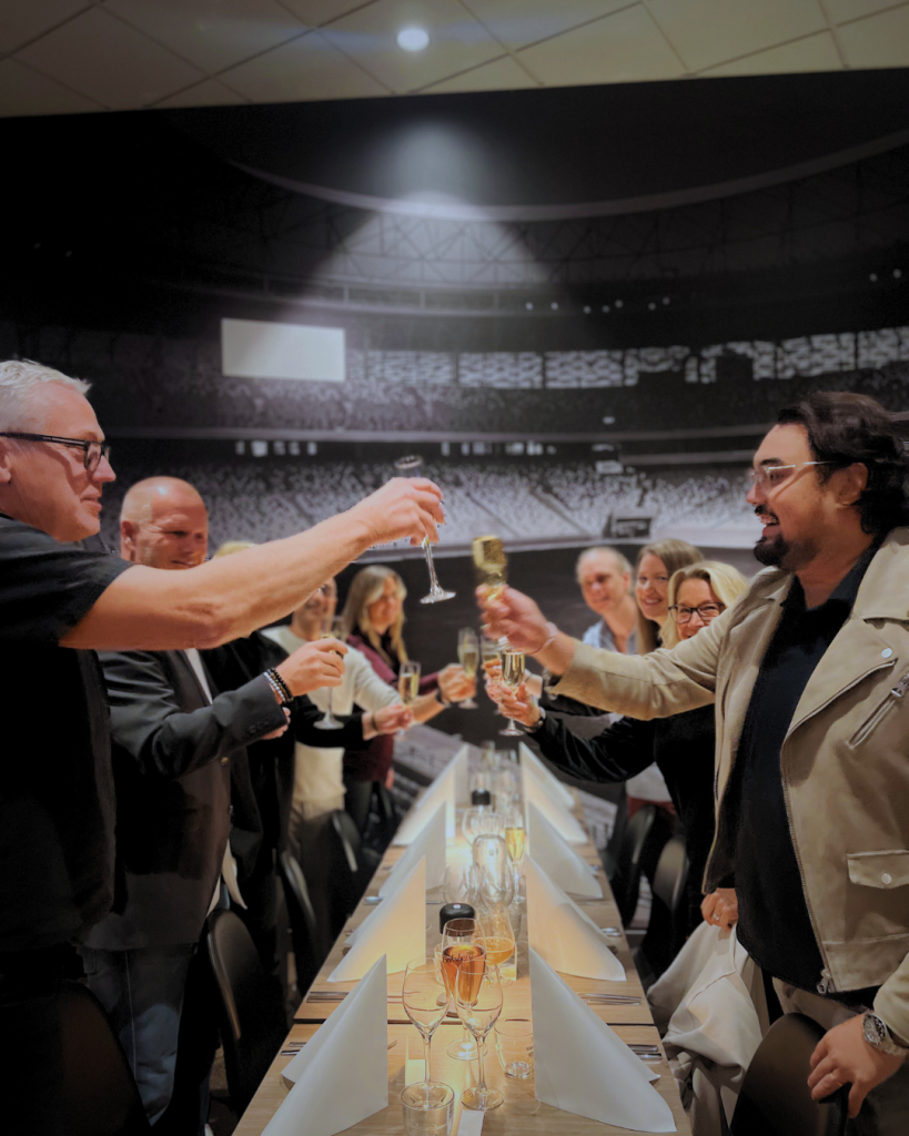 Flera människor som skålar med varandra