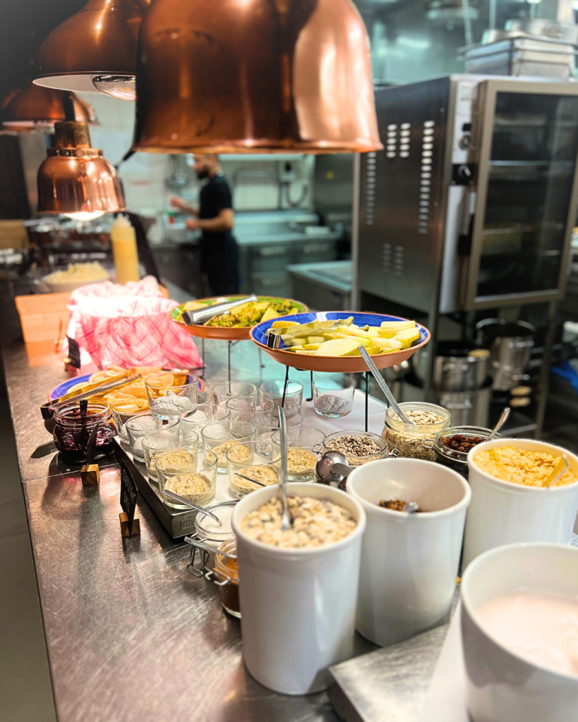 Olika maträtter från frukostbuffén