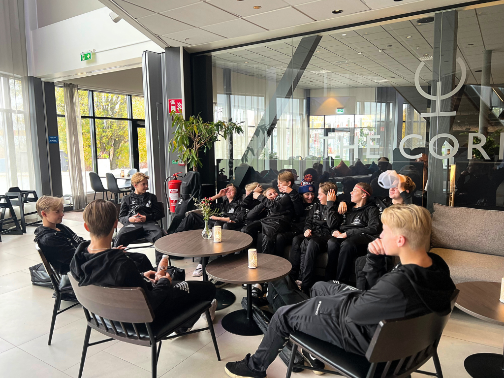 Innebandylag i loungen