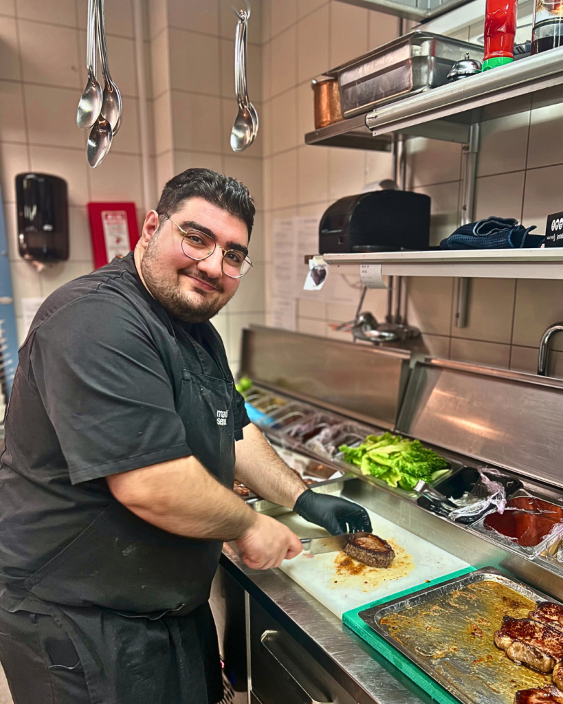 Kocken skär upp en bit kött