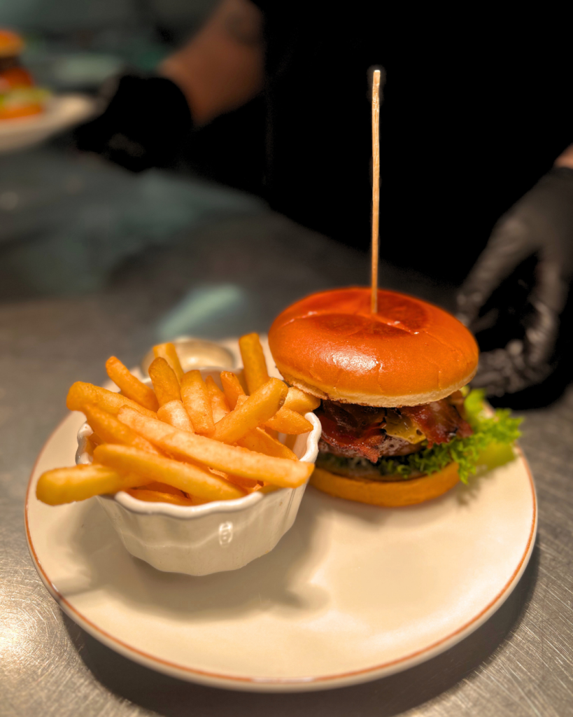 En hamburgetallrik med pommes frites