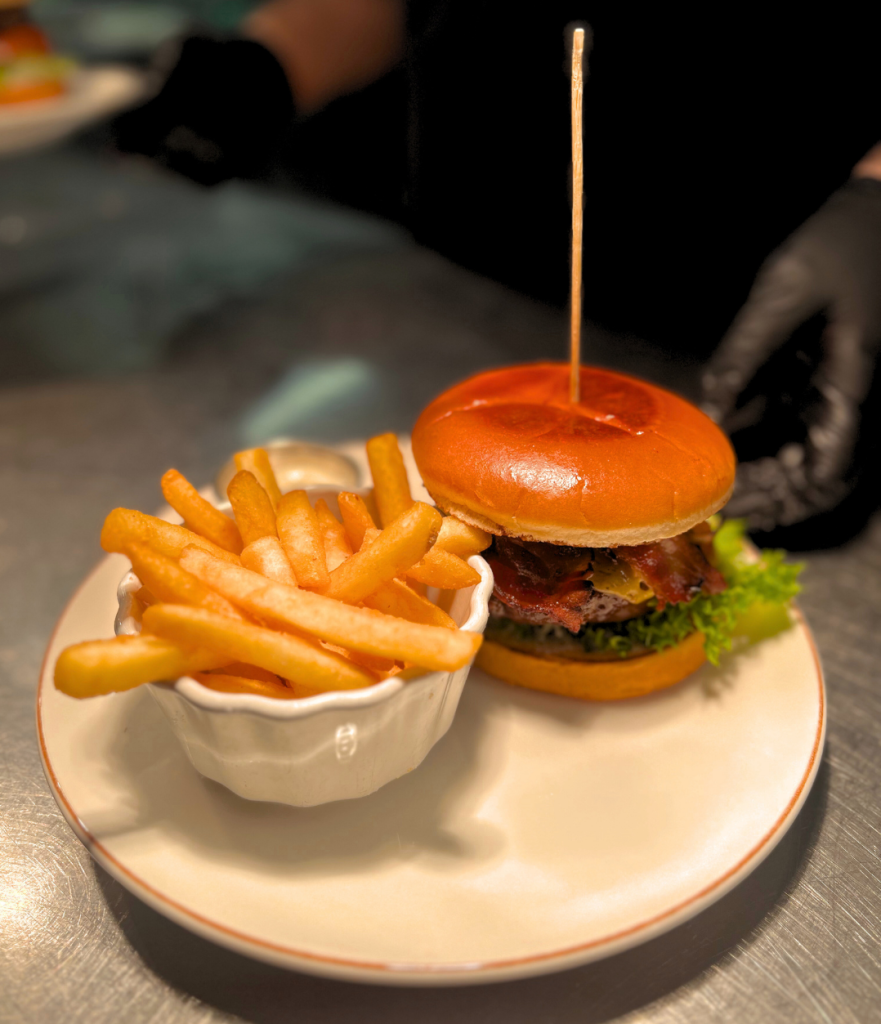 En hamburgetallrik med pommes frites