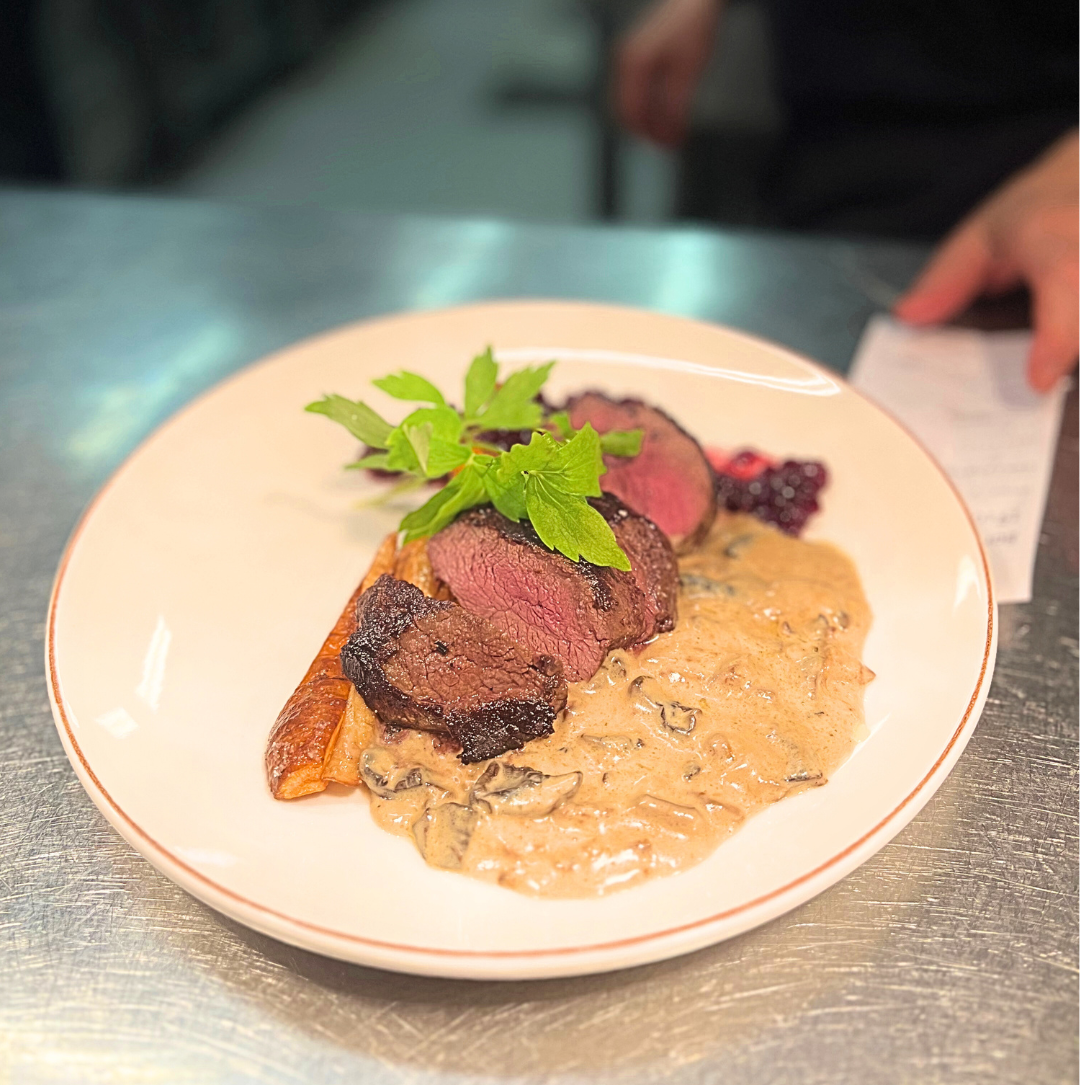 En tallrik med kött sås och rotfrukter