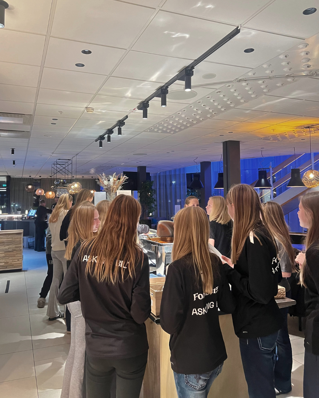 Innebandy lag som äter buffé