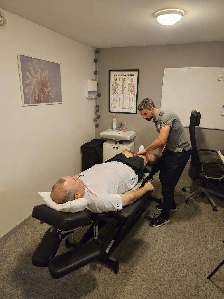 Man hos kiropraktor